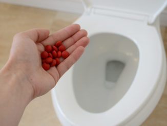 Flushing pills down the toilet is harmful for the environment. However, throwing them in the garbage isn't any better. Henrike Wilhelm/Kicker