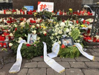 Wreaths have been laid down together with candles and photos in memory of the victims of the Hanau shooting. Nine people lost their lives during the attack. Photo credits to hr.