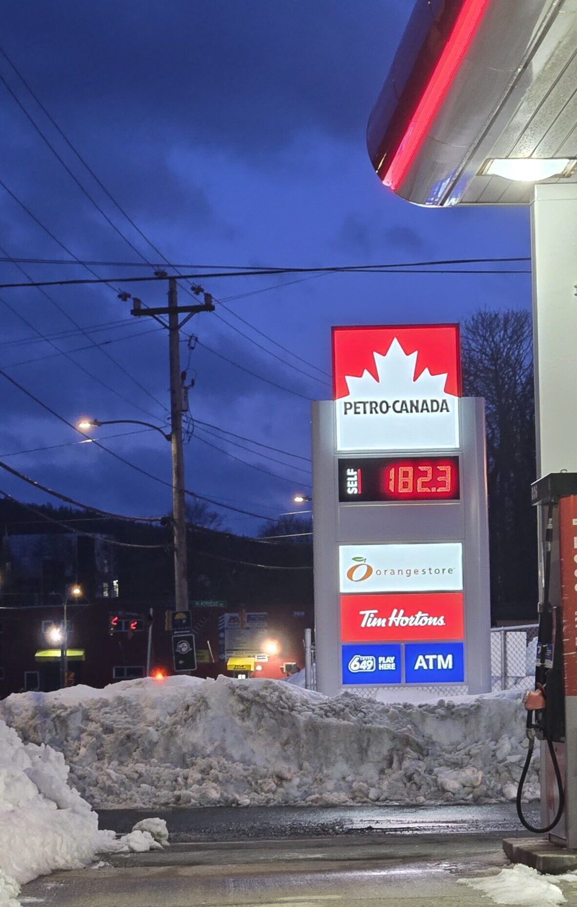 Gas station displaying current price of NL gas 